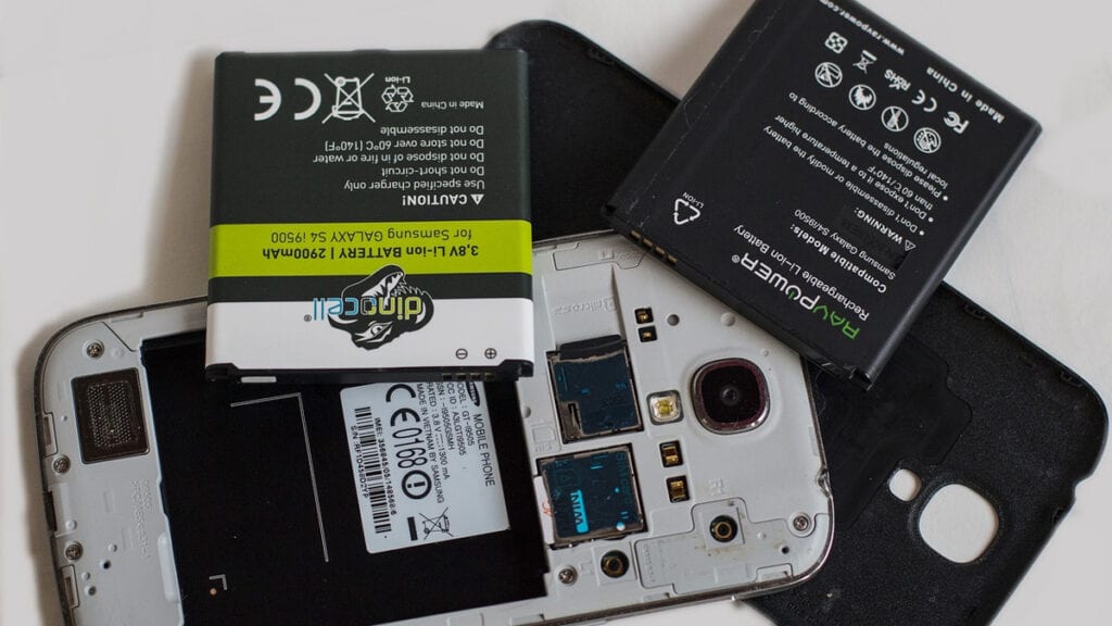 Na imagem vemos várias baterias e celulares, veja nesse artigo como carregar a bateria