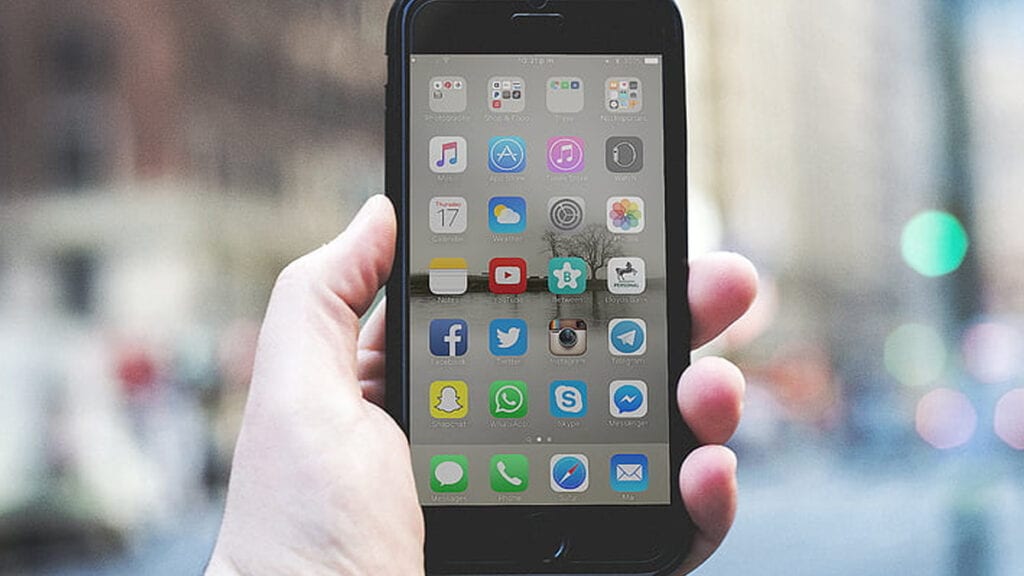 Na imagem vemos um iPhone, veja no artigo como ajustar as configurações quando o AirDrop não funciona