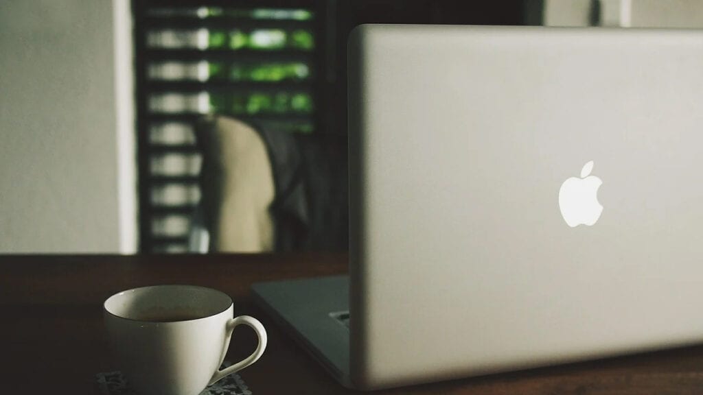 Na imagem vemos um Macbook, veja no artigo como personalizar a central de notificações