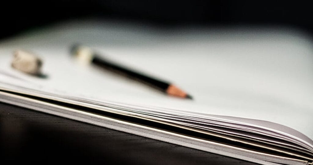 Vemos um caderno de notas na imagem