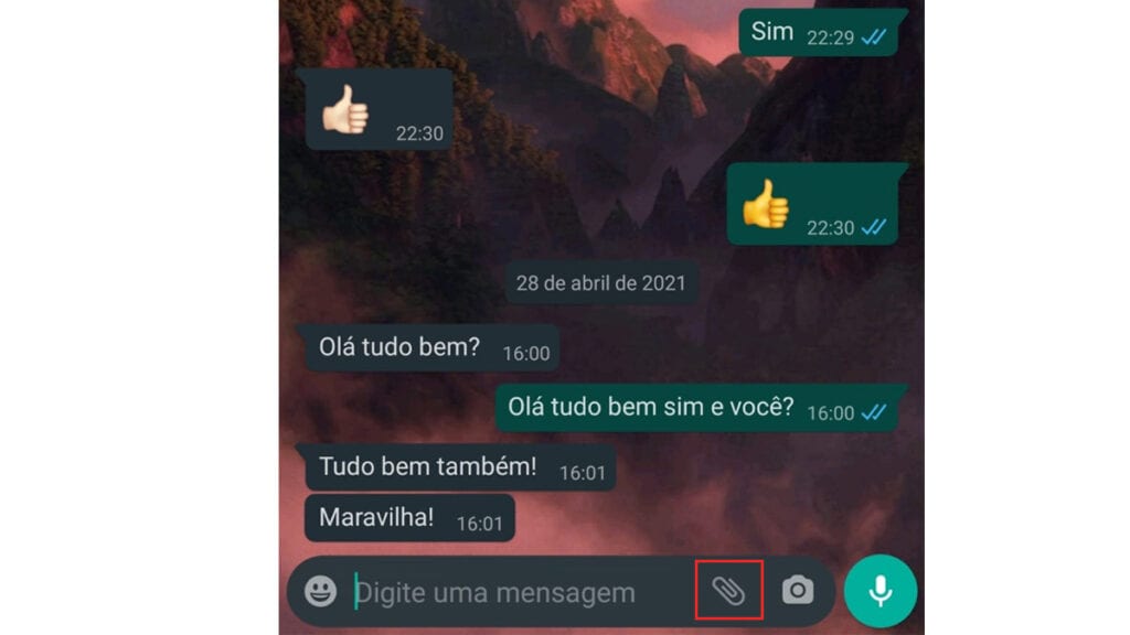 Na imagem vemos onde achar a opção de pagamentos pelo WhatsApp, clicando no icone de clipe de papel no android ou + no iphone