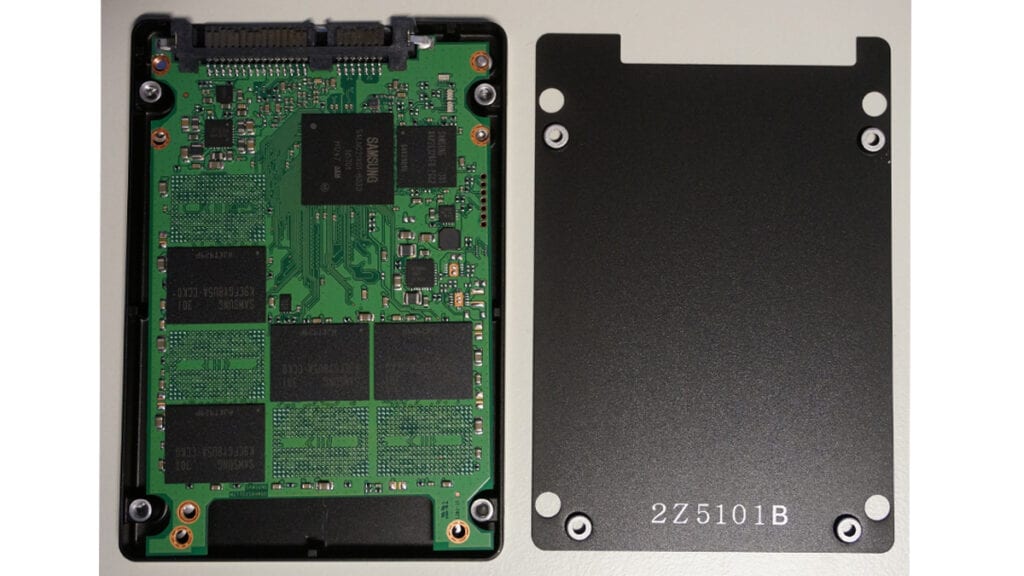 Na imagem vemos um SSD aberto