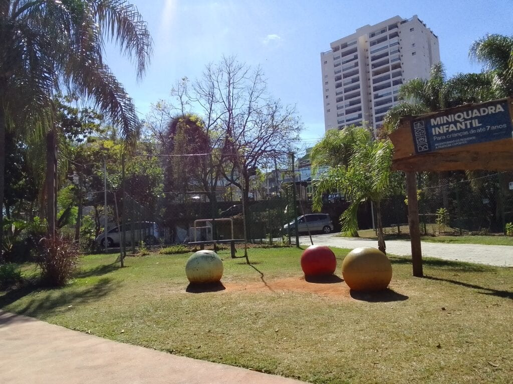 as imagens são boas mas podem ficar embaçadas e pixeladas