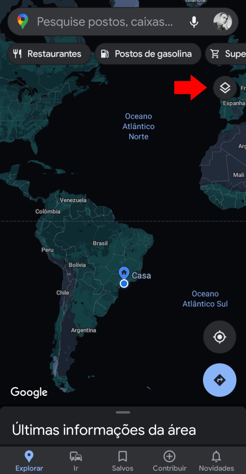 Abra o Google Maps e toque no ícone quadrado logo acima do ícone da bússola para desligá-lo.