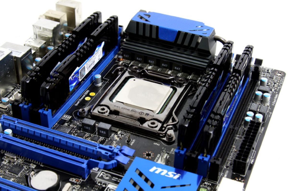 Imagem mostrando slots de memoria ram quad channel na placa mãe