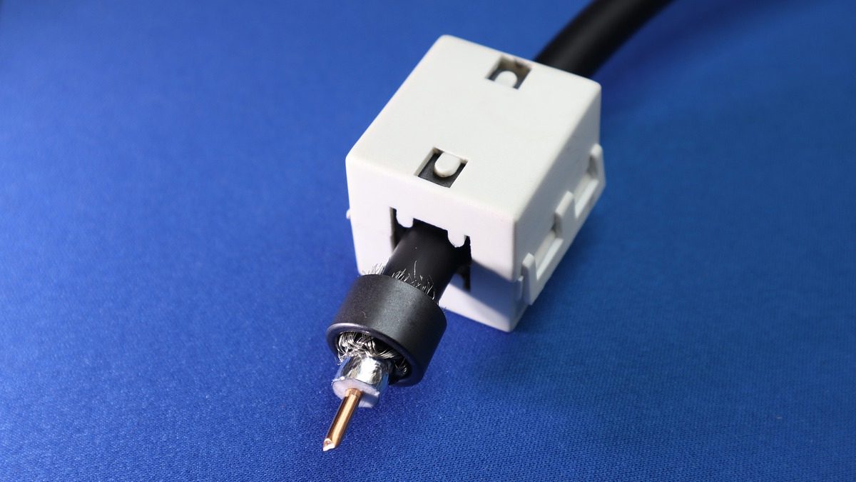 O que é um cabo coaxial? Como ele é feito e onde eu devo usar?