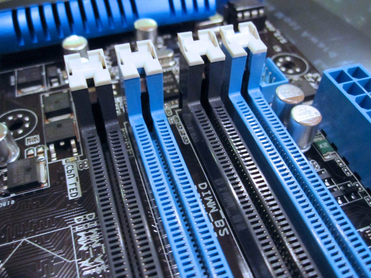 Imagem mostrando slots de memoria ram dual channel na placa mãe