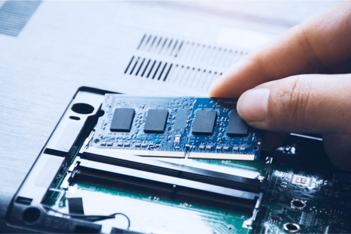 Imagem mostrando slots de memoria ram dual channel no notebook