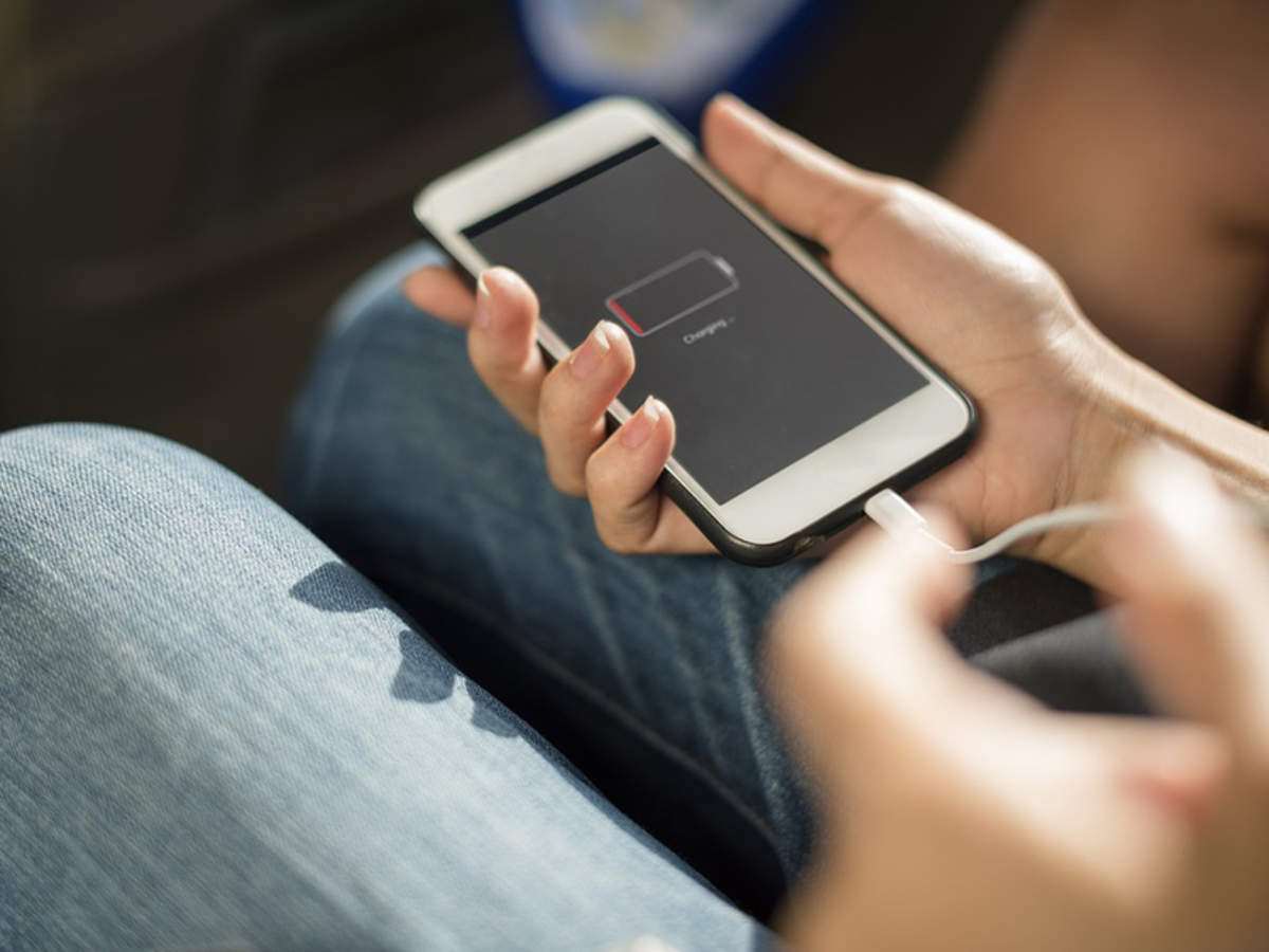 Porque a bateria do celular demora a carregar após 80%?