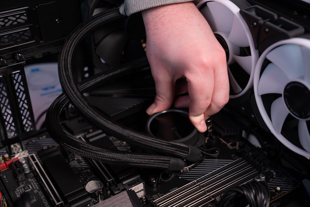 Parafuse o bloco na CPU - Como instalar o water cooler corretamente