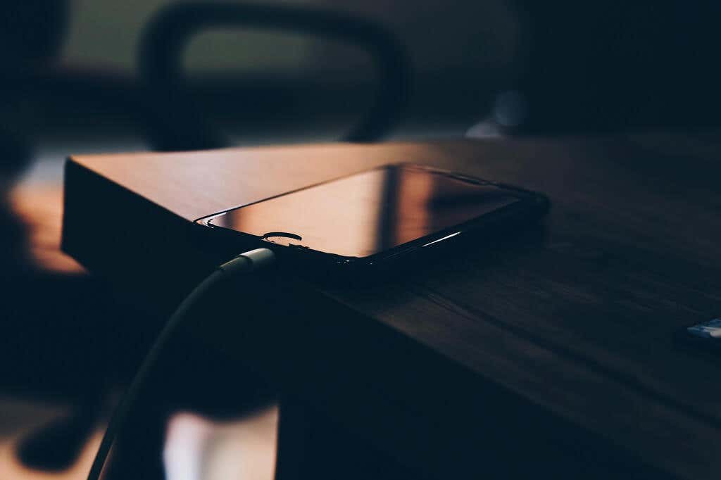 Carregar o celular durante a noite é uma má ideia?