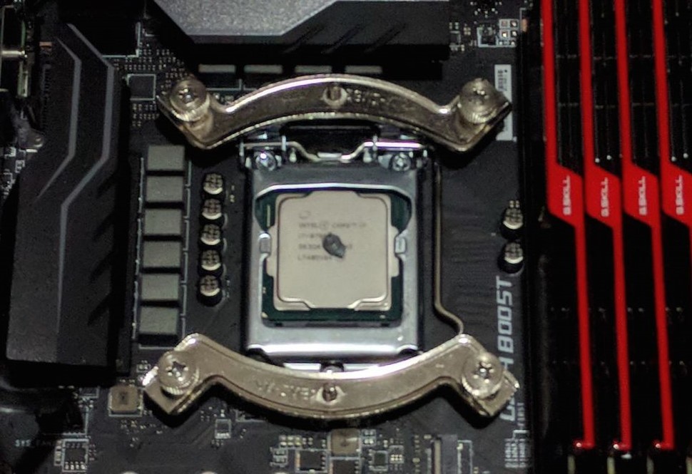 Aplicação da pasta térmica no centro da CPU