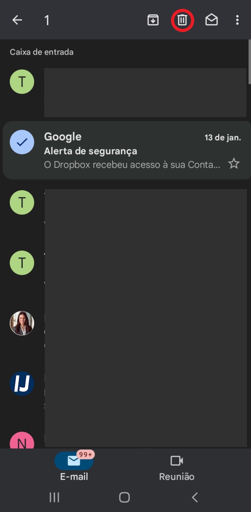 Selecione o email que deseja remover e toque no ícone de lixeira