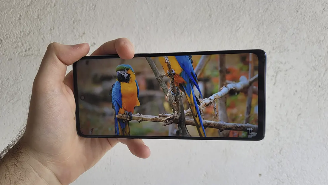 A tela do moto g200 5G é uma IPS LCD