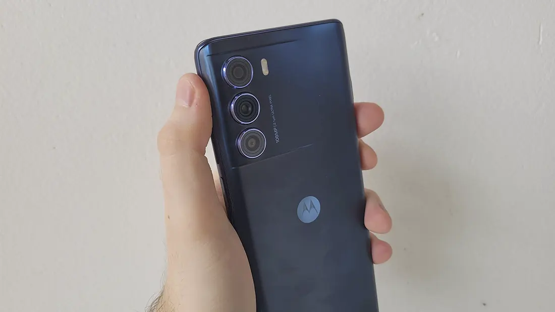 A traseira do moto g200 5g consegue deixar o conjunto de câmeras mais discreto que outros modelos