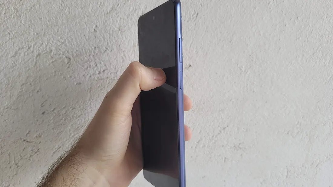 Na lateral encontramos o sensor de digitais do moto g200 5g (Imagem: Nalbert/Tekimobile)