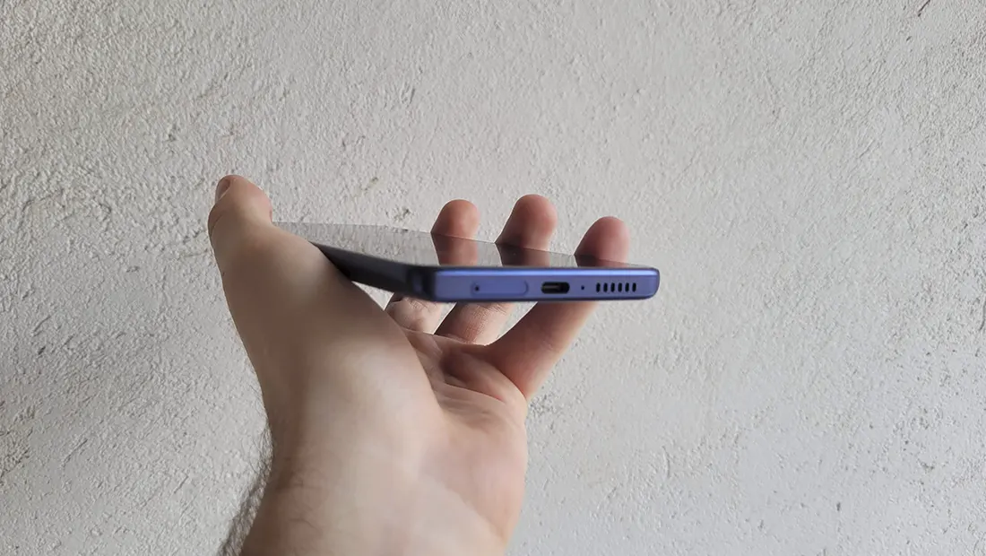 O moto g200 5G não possui entrada para fone
