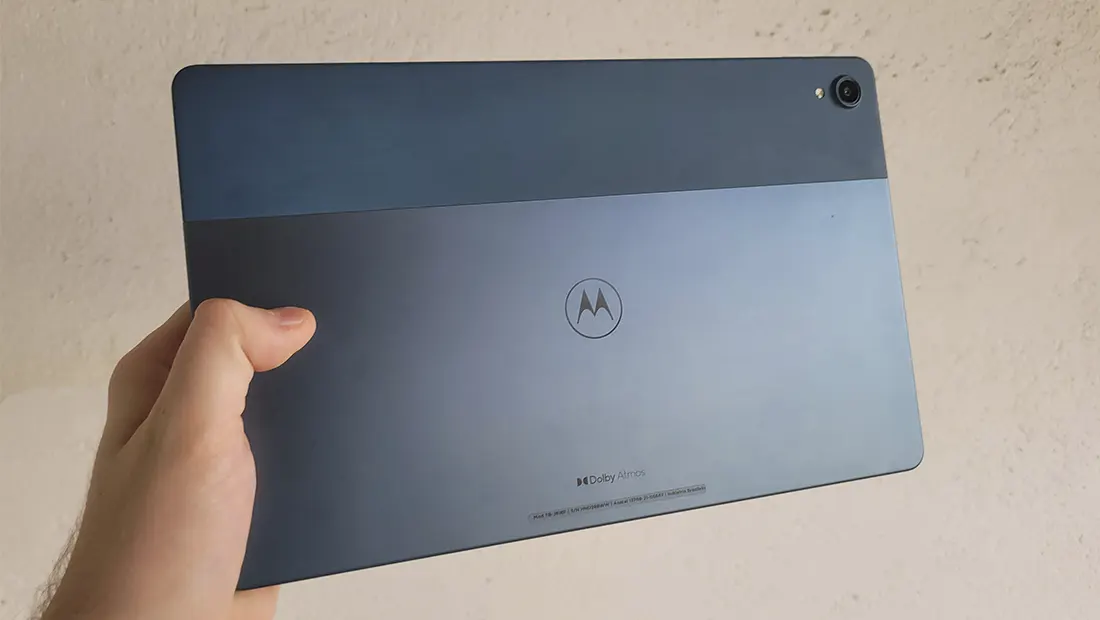 A traseira do moto tab g70 possui dois materiais diferentes