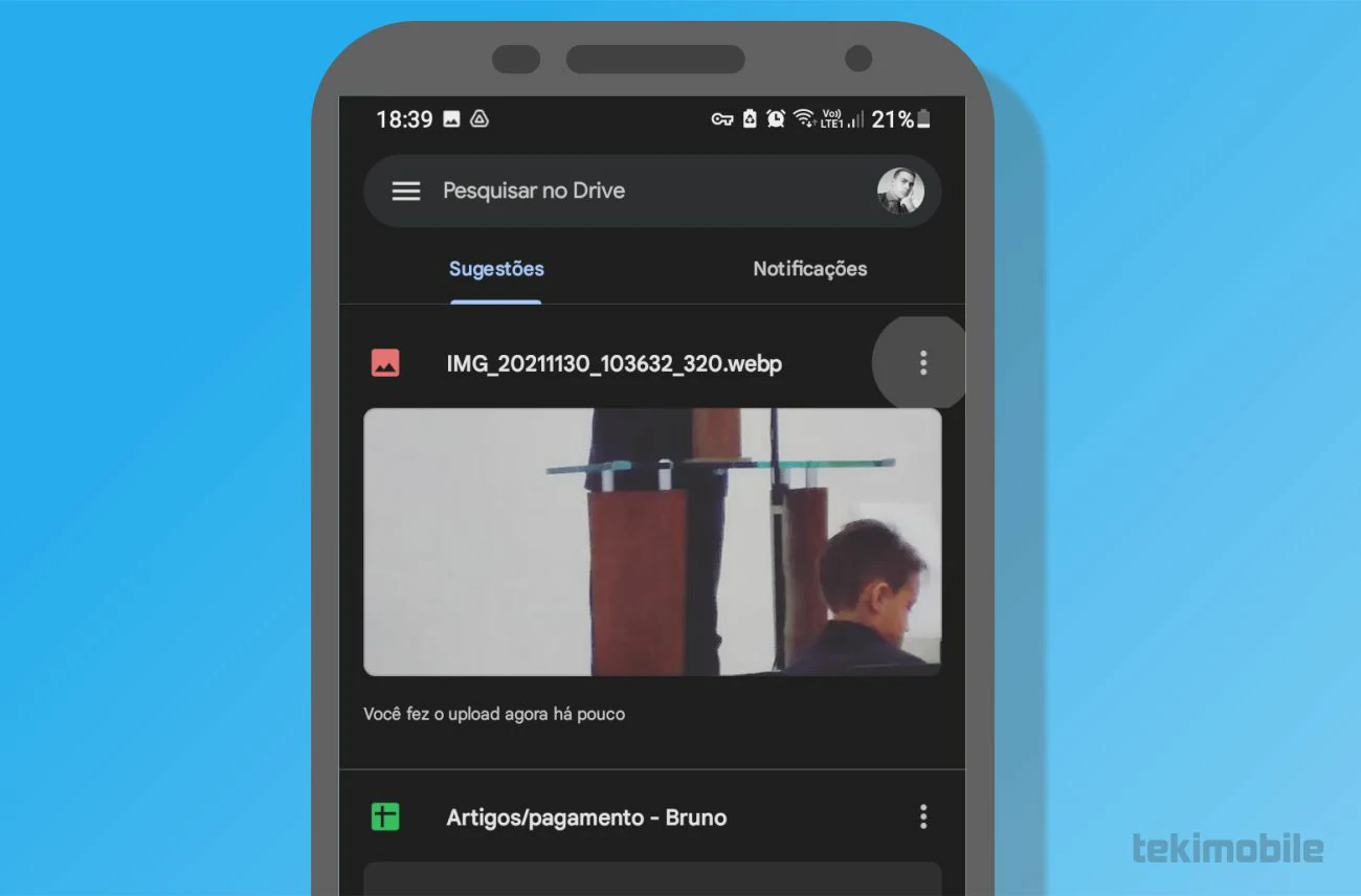 Após carregado o arquivo desejado no seu armazenamento em nuvem do Google Drive, toque sobre o ícone de três ponto na vertical ao lado do nome do arquivo para visualizar mais opções - Como compartilhar no Google Drive