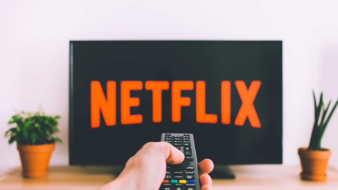 Como desconectar a Netflix de uma TV de 2 modos diferentes