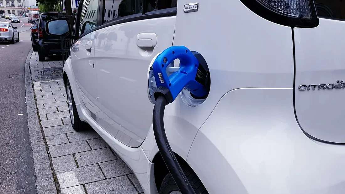 4 apps que mostram onde carregar carros elétricos