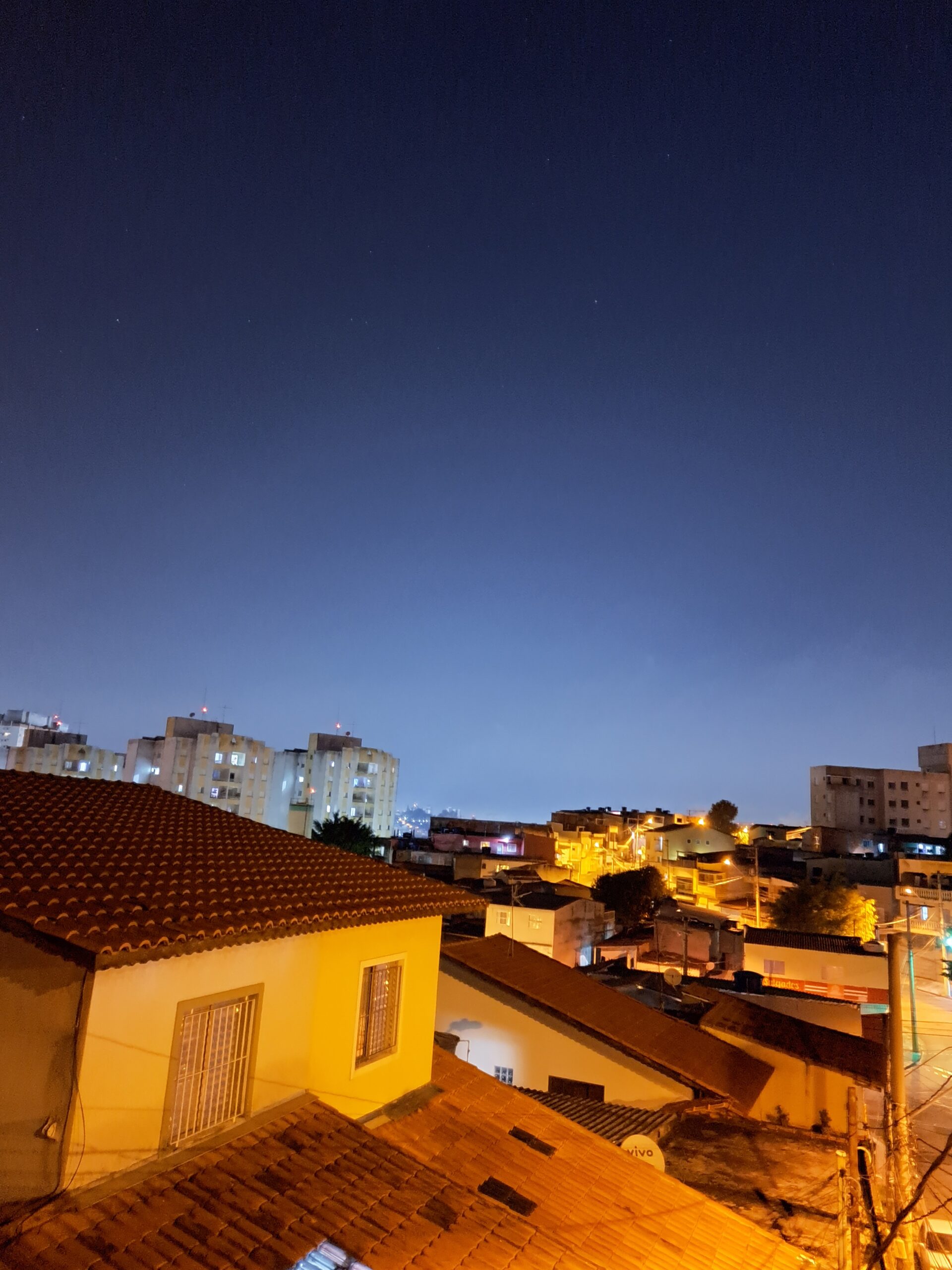 Ambientes noturnos com mais luz, fazem boas fotos