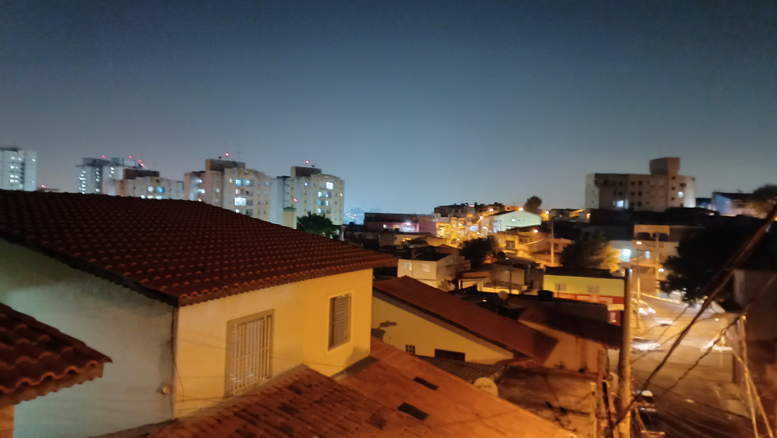 As fotos noturnas possuem boa qualidade