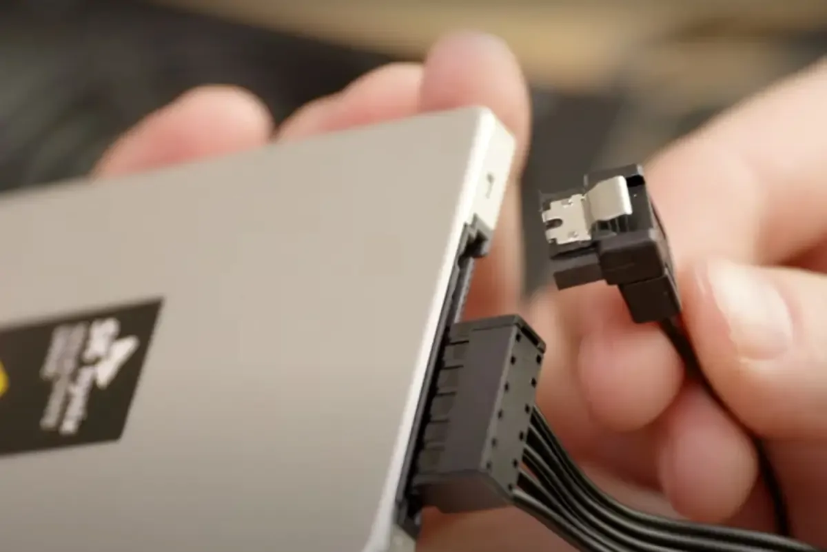 Conecte os cabos no SSD - Como instalar um SSD no computador [todos os tipos]