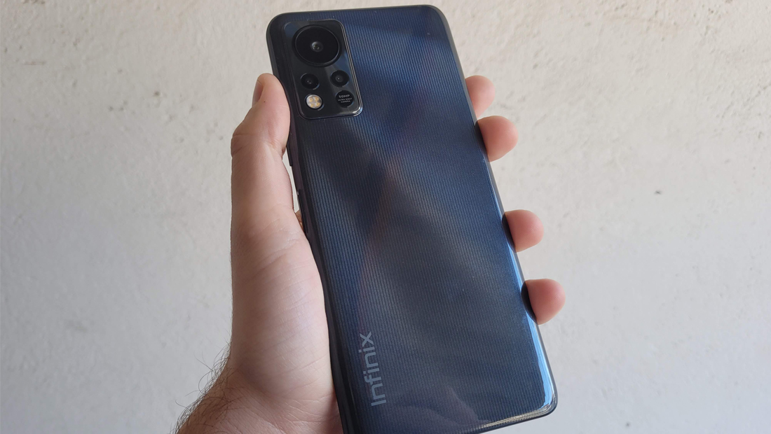 A traseira do Infinix Hot 11S NFC possui um efeito bem interessante