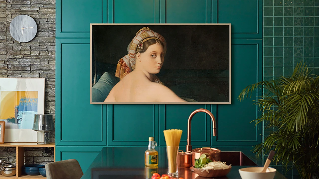 Uma The Frame na cozinha mostrando um quadro