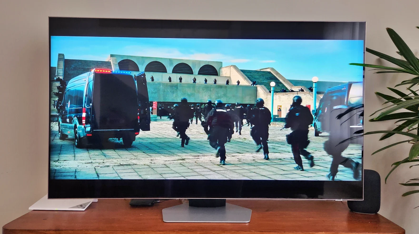 Imagem do filme Tenet na Smart TV Qn85b