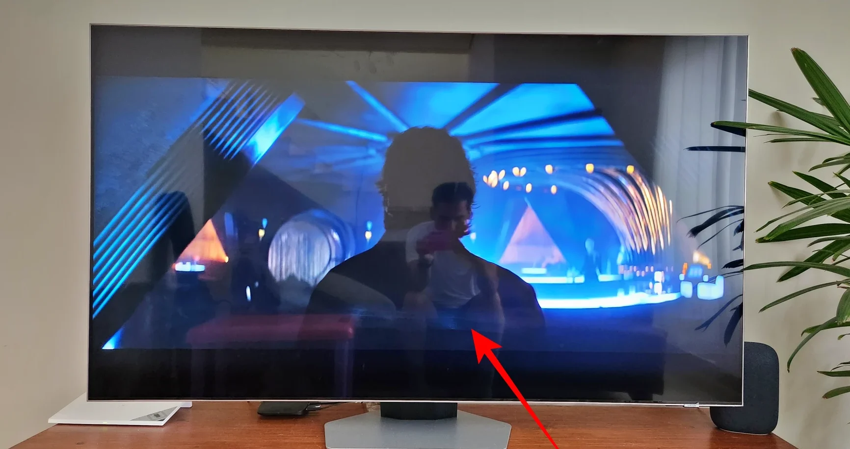 Foto da tela da Smart TV QN85B com reflexão