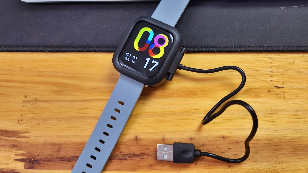 Carregador do Rogbid Rowatch 3S St30 não é prático e cabo é fixo e curto. 