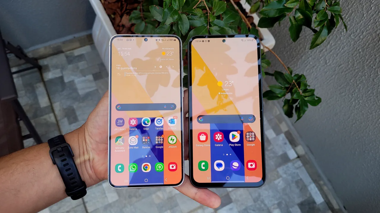 Tela do Galaxy A54 ao lado do Galaxy S23 Plus
