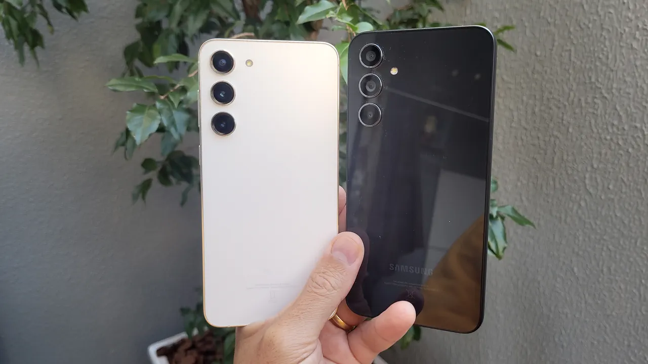 Galaxy S23 Plus vs Galaxy A54 5G, nem dá para saber qual é qual. (Imagem: André Luiz/Tekimobile)