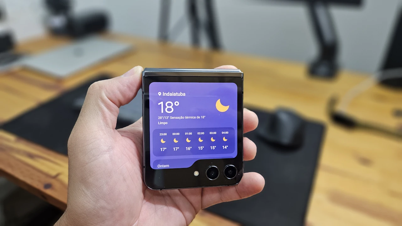 Tela externa do Galaxy Z Fold 5 mostrando um widget de clima