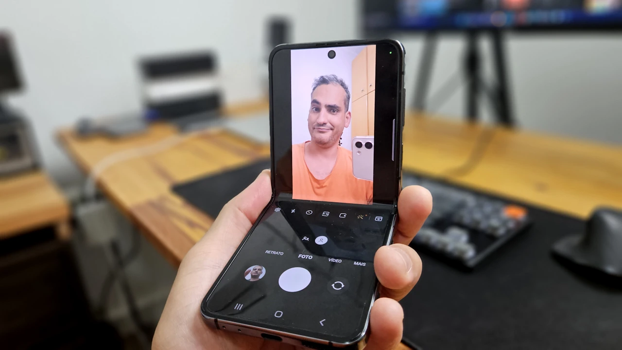 Galaxy Z Fliop 5 com a tela dobrada e a câmera frontal em funcionamento
