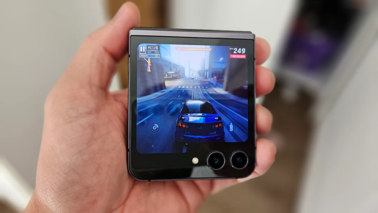 Como rodar qualquer app ou jogo na tela externa do Galaxy Z Flip5?