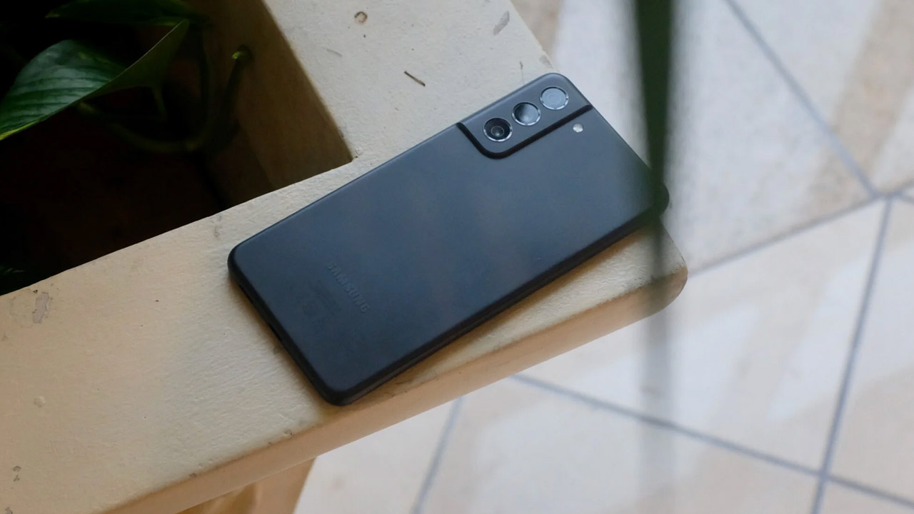 Qual a diferença do Galaxy S21 e do S21 FE? Qual compensa?