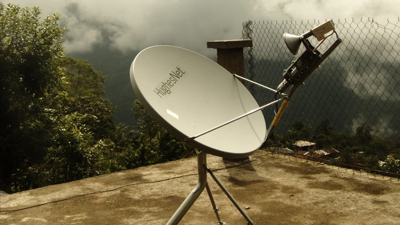Internet via satélite: como funciona? Vale a pena?