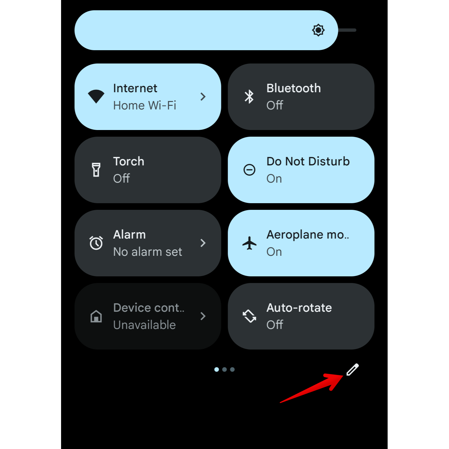 Uma visualização expandida do painel Configurações rápidas do Android com o ícone de lápis destacado no canto inferior direito.