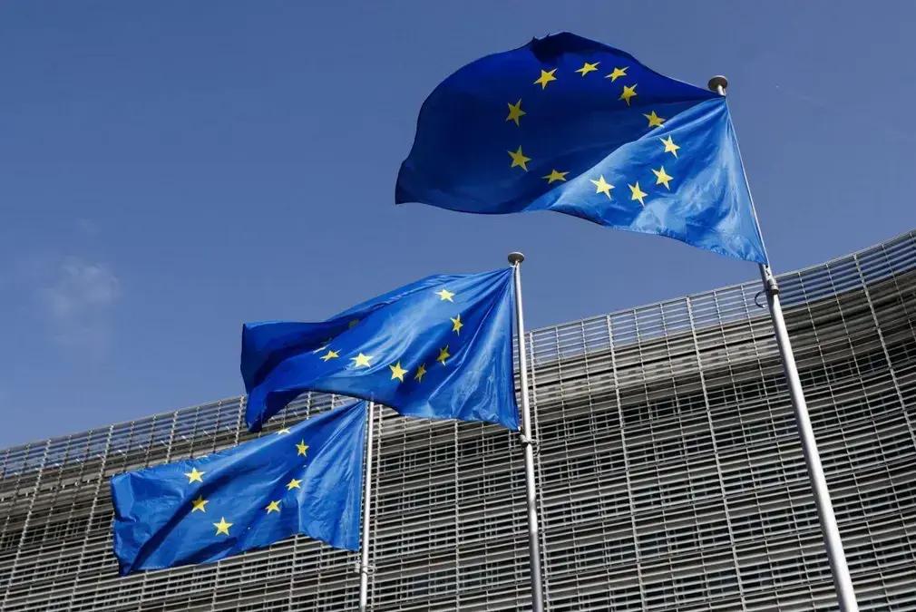 Apple e Meta recebem multas da UE sob a nova Lei de Mercados Digitais