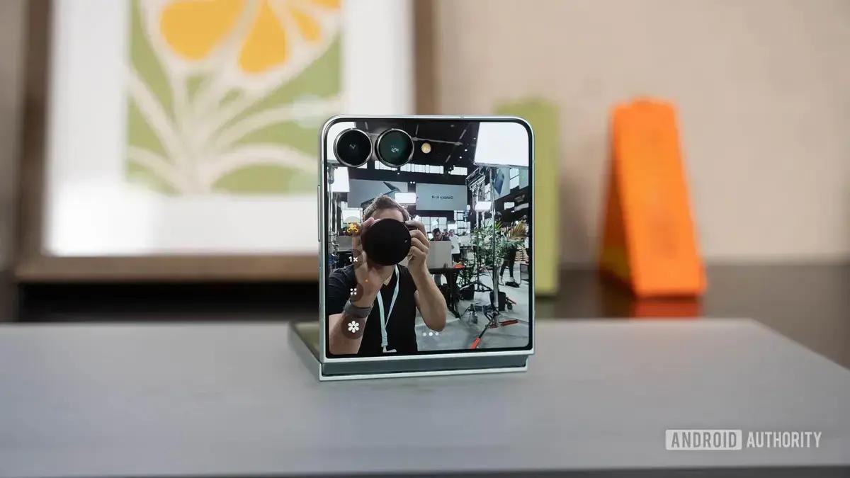 Samsung abre pré-venda do Galaxy Z Flip 7 com oportunidade para troca de iPhone
