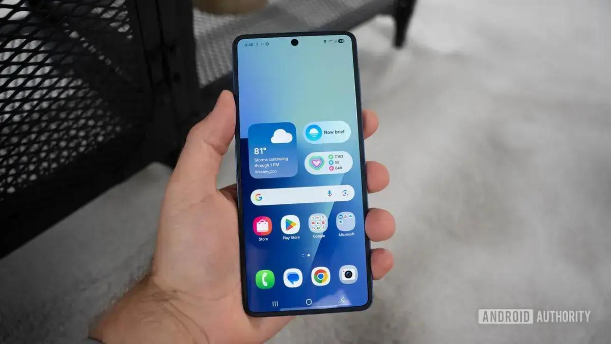 Apple enfrenta dificuldades com nova interface, enquanto Samsung aprimora software