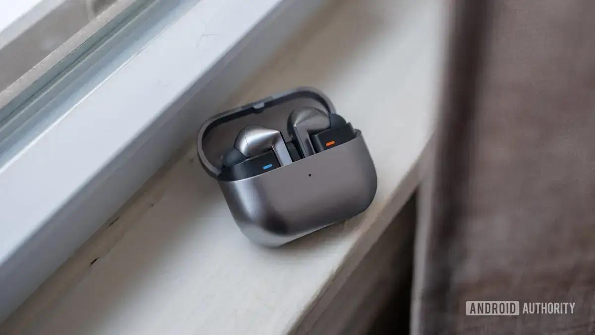 Descontos nos Galaxy Buds 3 Pro oferecem alta performance por preço acessível