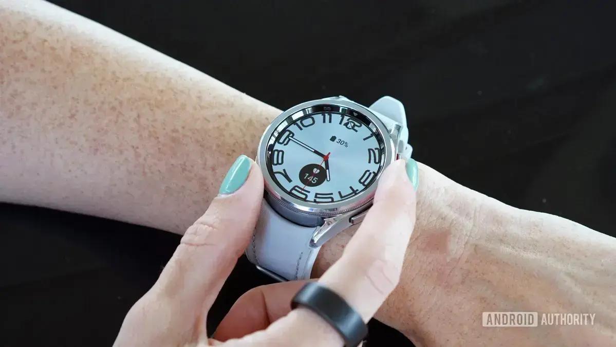 Usuário do Galaxy Watch Classic descobre funcionamento magnético do anel giratório
