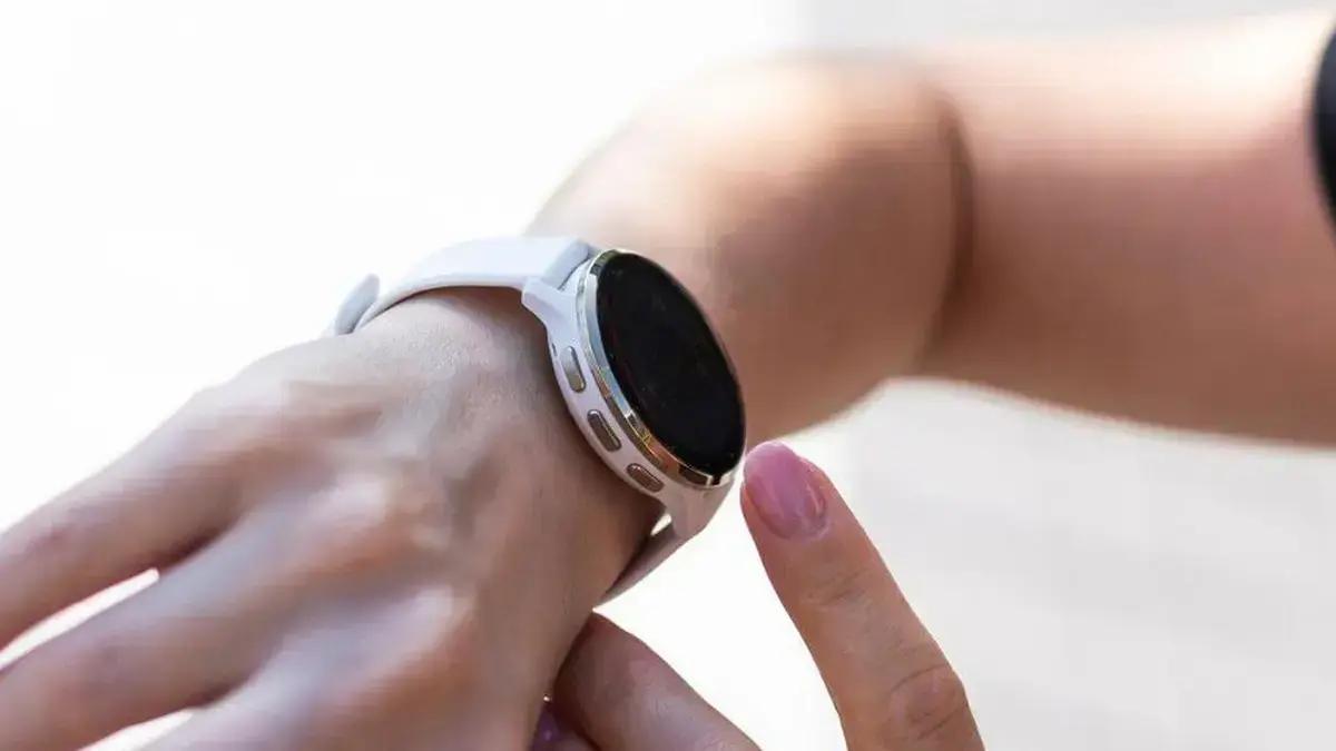 Smartwatches e smartbands disponíveis na Amazon: modelos a partir de R$99