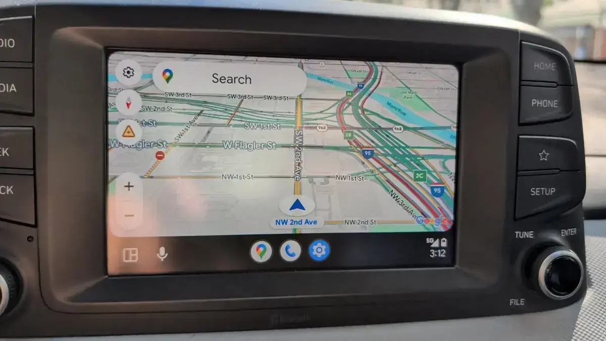 Android Auto testa botões para dispensar alarmes direto na tela do carro