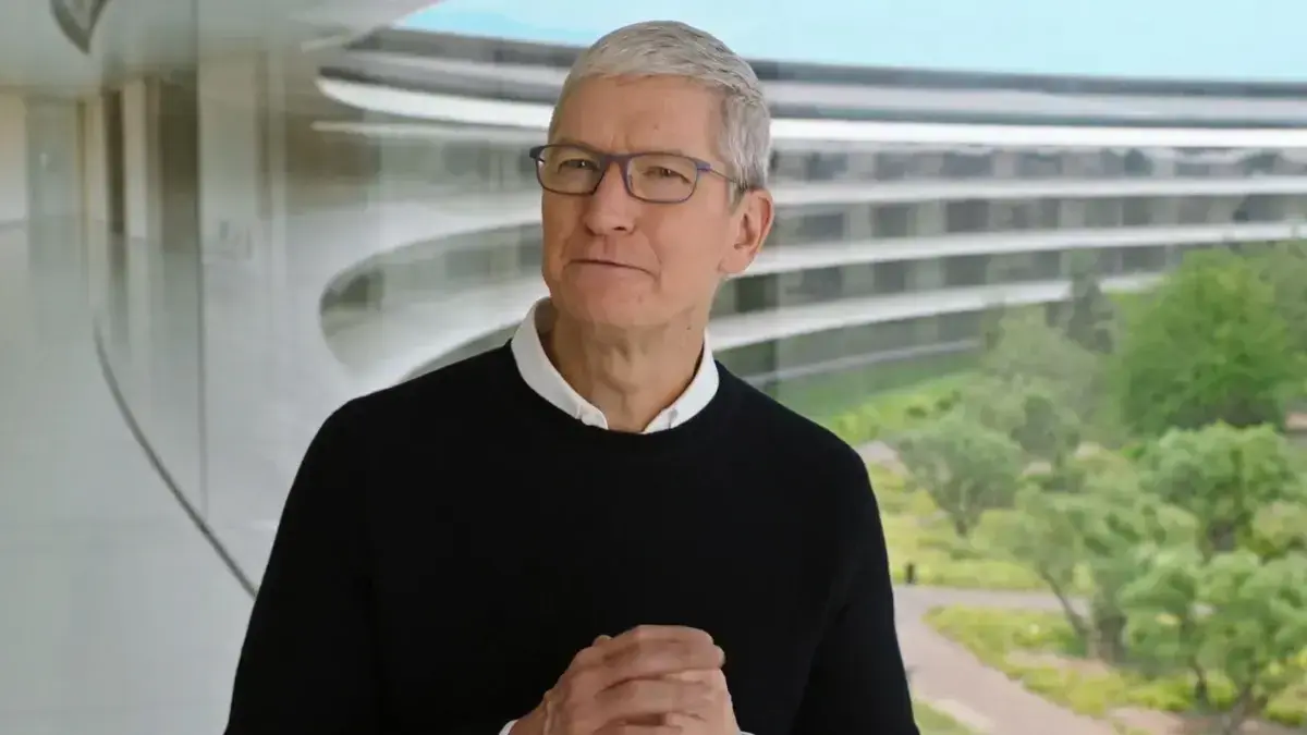 Tim Cook deve deixar o cargo de CEO da Apple e John Ternus desponta como sucessor