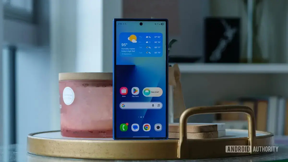 Galaxy Z Fold 8 Wide pode vir com recorte menor na tela interna